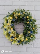 Wianek na drzwi ze sztucznych kwiatów 