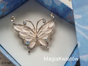 Broszka motyl w bieli perłowej 