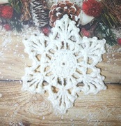 Gwiazda śnieżynka zawieszka szydełkowa ozdoba na choinkę, okno.