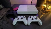 Xbox One S + trzy pady + dysk + gry