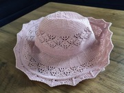 Pastelowo różowy kapelusz słoneczny ażurowy