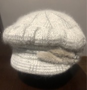 Ciepła, elegancka , jasnoszara czapka z daszkiem, z angory i wełny