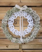 Wianek z białej gipsówki 35cm