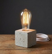 Lampka nocna industrialna z betonu – sześcienna forma, kostka