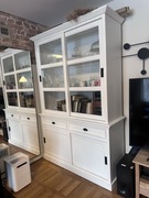 Biała witryna w stylu prowansalskim 