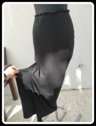 Czarna dopasowana spódnica na gumce z rozcięciem 38 M