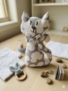 Kot maskotka pluszak z kokardką do pokoju dziecięcego ręcznie szyta bawełna