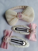 Zestaw do włosów: 1 gumka z kokardką, 2 spinki z kokardkami. Kolor: beżowy