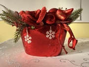 Stroik Bożonarodzeniowy Czerwony z Różami i Bombkami Dekoracja Świąteczna