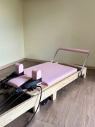 reformer do pilatesu drewniany pudrowy różowy kolor