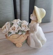 Dziewczynka z kwiatami - figurka ceramiczna