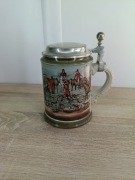 Stylowy kufel ceramiczny z cynową pokrywką – motyw myśliwski
