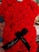 Miś czerwony z róż 