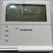 przewodowy sterownik ścienny firmy Samsung MWR-WE13N