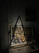 Drewniana choinka z lampkami LED