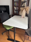 Biurko regulowane – czarne nogi, biały blat