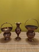 Dwa koszyki i wazonik z mosiądzu 