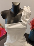 Elegancka sukienka mini na jedno ramię z falbanką -