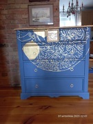 Ręcznie odnowiona komoda z litego drewna – artystyczne złote zdobienia