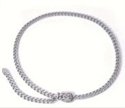 Srebrny, pleciony pasek–łańcuszek z ozdobnym zakończeniem i połyskiem.