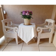 2 drewniane fotele w stylu prowansalskim.