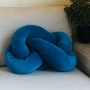 Poduszka precel supeł knot pillow welur kulka