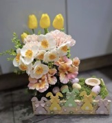 Kompozycja świąteczna stroik wielkanoc w drewniana skrzynia kwiaty gumowane