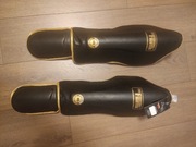 Ochraniacze na piszczele.