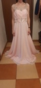 jasno różowa suknia
