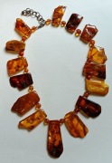 NASZYJNIK Z BURSZTYNAMI. (286)