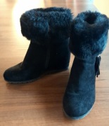 Czarne botki z futerkiem i frędzelkami, ukryty koturn - rozm. 37 (stan bdb)