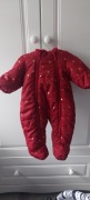 Kombinezon zimowy burgundowy z gwiazdkam i futerkiem r.62 marki SMYK 