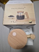 Elektryczny kubek samomieszający.