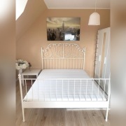  Łóżko z materacem