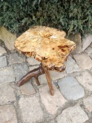 Stolik drewniany ręcznie rzeźbiony lakierowany