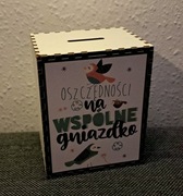 Atrakcyjna skarbonka z zabawnym napisem