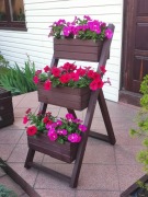 Stojak na kwiaty z trzema donicami. 