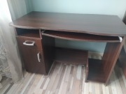 Brązowe biurko szkolne 