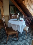 stół z krzesłami drewnianymi