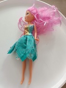 Lalka barbie z zieloną sukienką i różowe włosy