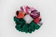 gumka do włosów scrunchie MIDI satynowa frotka zielona w kwiaty dwukolorowa