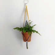 Makrama kwietnik wiszący boho żółty biały czarny metalowy uchwyt 76 cm
