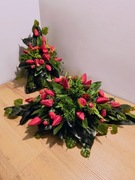 Stroik na grób, kompozycja na cmentarz wiązanka z wazonem, tulipany ST20k