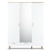 Duża, trzydrzwiowa biała szafa, skandynawski styl 