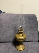 Stara mosiężna lampa naftowa