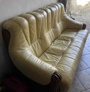 Skórzany zestaw wypoczynkowy 3+2+1 w kolorze żółtym z drewnianym korpusem