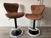 Nowoczesne hokeery / krzesła barowe – Brązowy Eko-zamsz (2 sztuki)