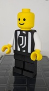 Duży ludzik lego, z herbem Juventusu