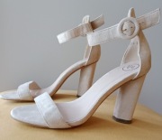 Nowe nieużywane sandałki sandały beżowe na słupku DeeZee 39 wkładka  25 cm