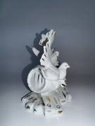Figurka Capodimonte, gołębie na beczce, zdobione kryształkami